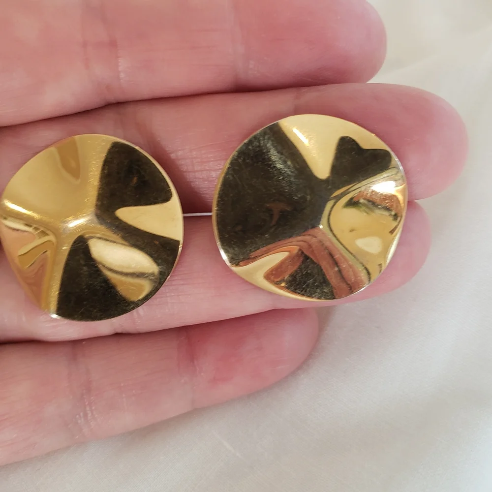 Vtg Shiny Gold Wavy Round Disc Stud Earrings
